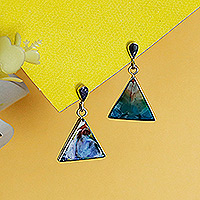 Ohrhänger aus Silber und Harz, „Dulcet Balance“ – dreieckige Ohrhänger aus Silber und Harz in kühlen Farbtönen