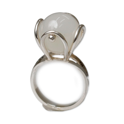 Achat-Einzelsteinring - Hochglanzpolierter, floraler Ring aus weißem Achat mit einem einzelnen Stein