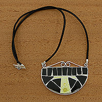 Collar colgante de peridoto, 'Mosaico de la fortuna' - Collar colgante moderno de cerámica negra y peridoto natural