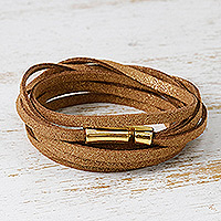 Wickelarmband aus Leder, „Sleek Grace“ – Handgefertigtes Wickelarmband aus braunem Leder aus Brasilien