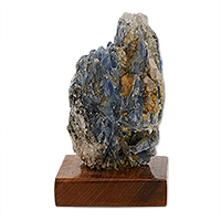 Figura de cianita azul, 'Blue & Loyal' - Figura de cianita azul de forma libre natural sobre base de madera de pino