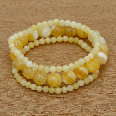 Stretcharmband aus Calcitperlen - Handgefertigtes gelbes Calcit-Perlen-Stretch-Armband aus Brasilien