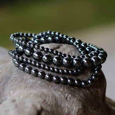 Hämatit-Perlenarmbänder, „Night Forces“ (4er-Set) – Set aus vier handgefertigten schwarzen Hämatit-Perlenarmbändern