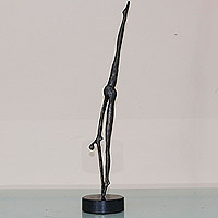 Bronzeskulptur „Stretching“ (groß) (2023) – Halbabstrakte Skulptur aus oxidierter Bronze auf Granitsockel