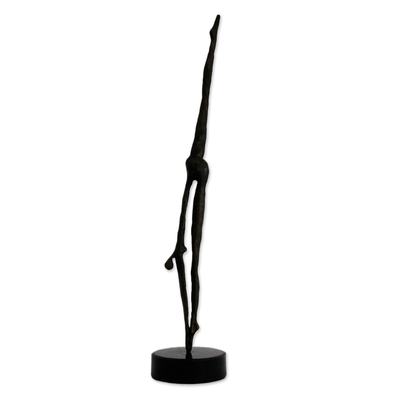 Escultura de bronce, (Grande) (2023) - Escultura semiabstracta de bronce oxidado sobre base de granito