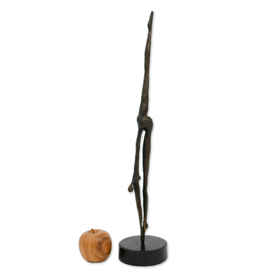 Escultura de bronce, (Grande) (2023) - Escultura semiabstracta de bronce oxidado sobre base de granito