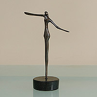 Bronzeskulptur „Geradlinige Bewegung“ – handgefertigte Skulptur aus oxidierter Bronze auf einem Granitsockel