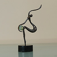 Escultura de bronce, 'Artistic Breeze' - Escultura semiabstracta de bronce oxidado con orbe de vidrio