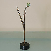 Bronzeskulptur „Achse“ – Kunstskulptur aus oxidierter Bronze mit einer Glaskugel