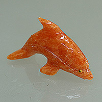 Figura de calcita, 'Guía oceánica en naranja' - Figura de delfín de calcita naranja hecha a mano de Brasil