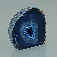 Achat-Dekor-Accessoire, „Enigmatic Geode“ – blaues Achat-Edelstein-Dekor-Accessoire, hergestellt in Brasilien
