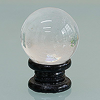 Esfera de cuarzo, 'Divine Dimension' - Esfera de cuarzo natural hecha a mano con soporte de madera de pino
