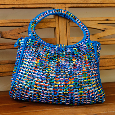 Recycelte Limonaden-Handtasche, 'Eco-Deity in Blau' - Umweltfreundliche Handtasche aus recyceltem Soda Pop mit blauem Deckel