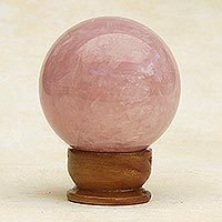 Escultura de cuarzo rosa, 'Love Crystal Ball (3.3 pulgadas) - Pequeña escultura de bola de cristal de cuarzo rosa con soporte de madera