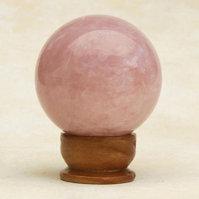 Rosenquarz-Skulptur „Love Crystal Ball (3,3 Zoll)“ - Zierliche Kugelskulptur aus Rosenquarzkristall mit Holzständer