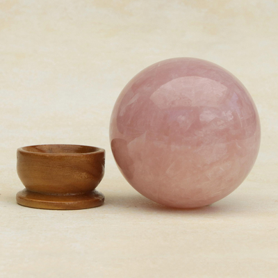 Escultura de cuarzo rosa, 'Love Crystal Ball (3.3 pulgadas) - Pequeña escultura de bola de cristal de cuarzo rosa con soporte de madera