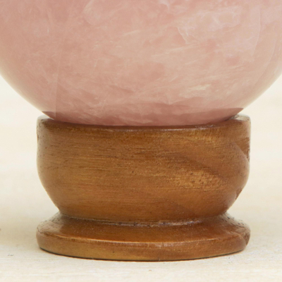 Escultura de cuarzo rosa, 'Love Crystal Ball (3.3 pulgadas) - Pequeña escultura de bola de cristal de cuarzo rosa con soporte de madera