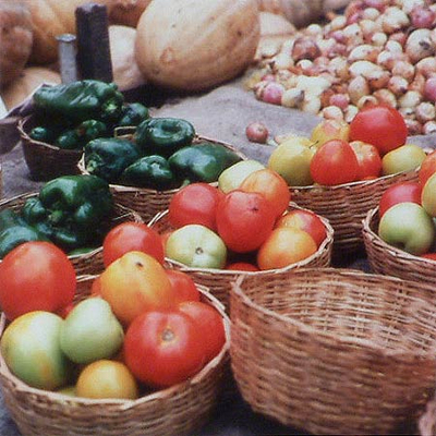 'Tomates' - Fotografía en color firmada de un mercado brasileño
