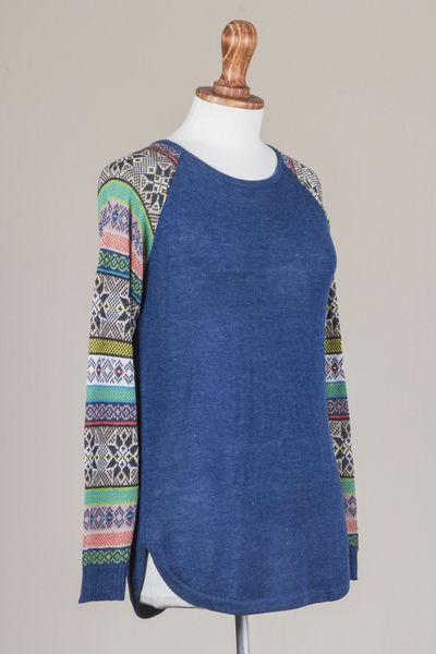 Pullover aus Baumwollmischung - Indigoblauer Pullover mit mehrfarbigen Sternenmuster-Ärmeln