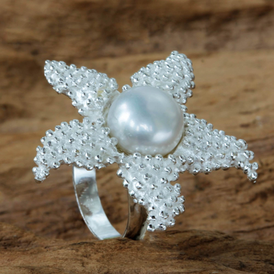 Anillo de cóctel ajustable con perlas cultivadas - Anillo de cóctel ajustable con estrella de mar y perla blanca