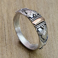 Bandring mit Goldakzent, „Frangipani Aura“ – handgefertigter Ring aus Silber und 18-karätigem Gold