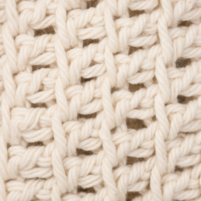 Infinity-Schal aus Wolle - Handgehäkelter Infinity-Schal aus Wolle in Antikweiß aus Peru