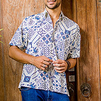 Camisa batik de algodón para hombre, 'Island Batik' - Camisa con botones Batik de algodón de manga corta azul y blanca para hombre
