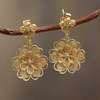Vergoldete filigrane Blumenohrringe, „Gelbe Rose“ – Vergoldete filigrane handgefertigte Blumen-Ohrhänger