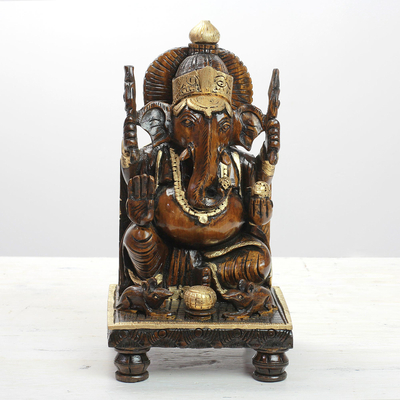 Escultura de madera, 'Ganesha Gaze' - Escultura de Ganesha de madera Kadam tallada a mano con tono dorado