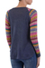 Pullover aus Baumwollmischung - Azurblauer Tunika-Pullover mit mehrfarbig gemusterten Ärmeln
