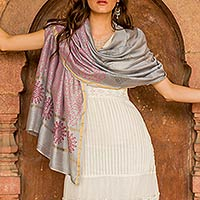 Mantón de algodón y seda, 'Fortune's Elegance' - Mantón Estampado Bloques de Algodón y Seda Rosa sobre Gris