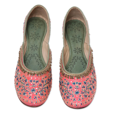 Jutti-Schuhe aus Seide - Verzierte Jutti-Schuhe aus Seide in Erdbeere aus Indien