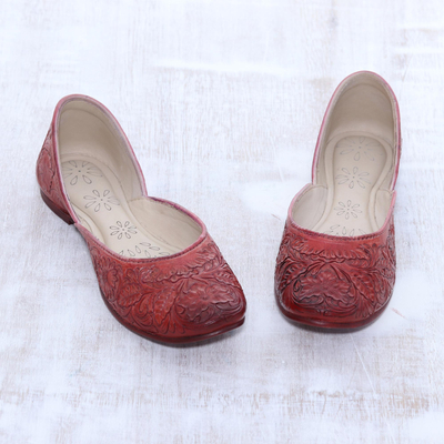Leather jutti shoes, 'Taj Mahal Tribute' - Floral Leather Jutti Shoes in Cardinal Red from India