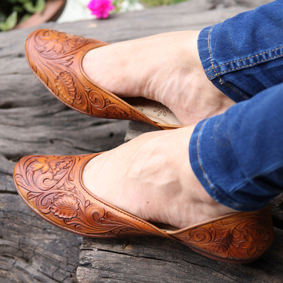 Leather jutti shoes, 'Taj Mahal Stroll' - Floral Leather Jutti Shoes in Copper from India