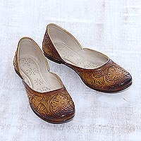 Leather jutti shoes, 'Taj Mahal Path' - Floral Leather Jutti Shoes in Ginger from India