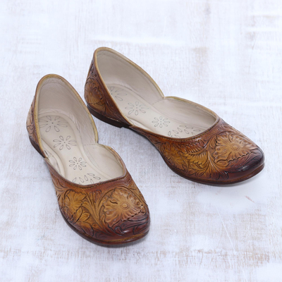 Jutti-Schuhe aus Leder, „Taj Mahal Path“ – Jutti-Schuhe aus Leder mit Blumenmuster in Ingwer aus Indien