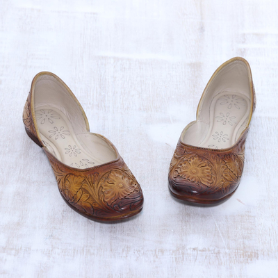 Leather jutti shoes, 'Taj Mahal Path' - Floral Leather Jutti Shoes in Ginger from India