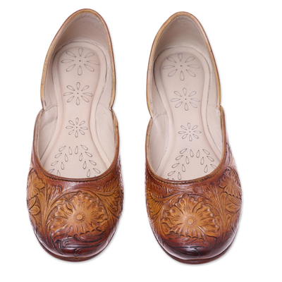 Leder-Jutti-Schuhe, „Taj Mahal Path“ – Blumen-Leder-Jutti-Schuhe in Ingwer aus Indien