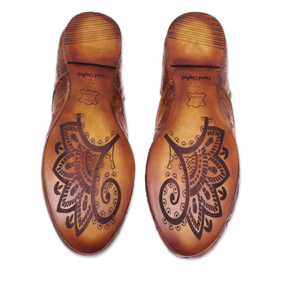 Jutti-Schuhe aus Leder, „Taj Mahal Path“ – Jutti-Schuhe aus Leder mit Blumenmuster in Ingwer aus Indien