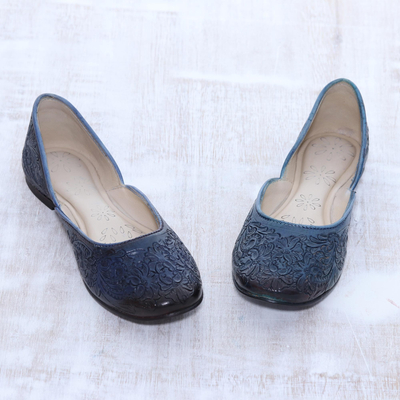 Leather jutti shoes, 'Taj Mahal Garden' - Floral Leather Jutti Shoes in Midnight from India
