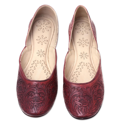 Jutti-Schuhe aus Leder, 'Taj Mahal Burgundy' - Jutti-Schuhe aus Leder mit Blumenmuster in Burgund aus Indien