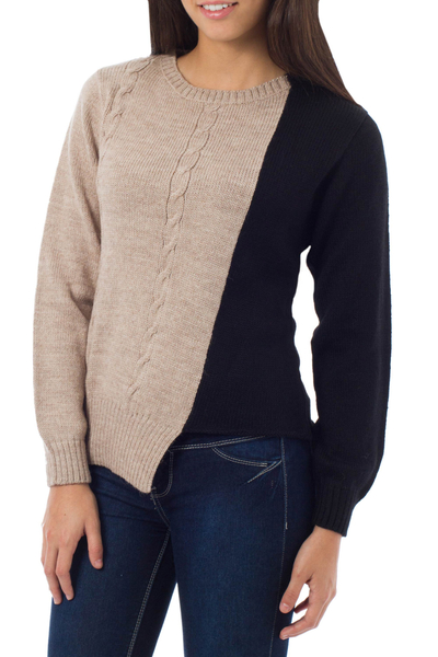 Jersey en mezcla de alpaca, 'Elegancia asimétrica' - Suéter tejido de mezcla de alpaca de Perú en beige y negro