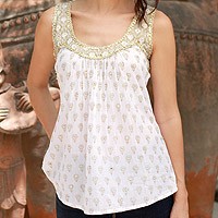 Top de algodón, 'Golden Lotus' - Top de algodón blanco con estampado de bloques y adornos dorados