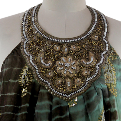 Perlenbesetztes langes Neckholder-Top, „Jaipur Jewels“ – Langes Shibori-gefärbtes grünes und braunes Neckholder-Top mit Pailletten