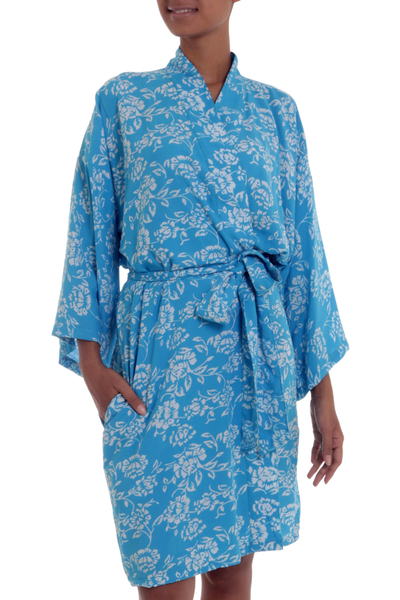 Batik-Robe aus Viskose – Kurzes, überkreuztes balinesisches Rayon-Gewand mit blauen Batikblumen