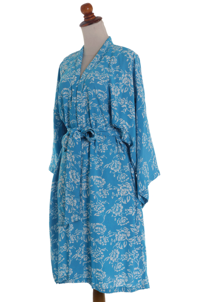 Batik-Robe aus Viskose – Kurzes, überkreuztes balinesisches Rayon-Gewand mit blauen Batikblumen