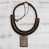 Collar colgante de cerámica con acento de ante, 'Tribal Spiral' - Collar colgante de cerámica con acento de ante con patrón en espiral