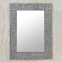 Espejo, 'Silver Staccato' - Espejo de pared de mosaico con tachuelas de metal de la India
