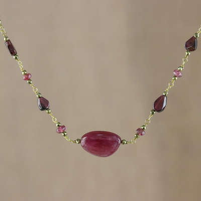 Lange, vergoldete Halskette mit mehreren Edelsteinen - Vergoldete lange Halskette mit mehreren Edelsteinen