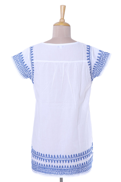 Túnica de algodón, 'Elegancia azul sobre blanco' - Túnica de algodón blanca con diseños de bordado indio en azul